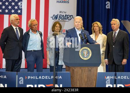 Philadelphia, Pennsylvania, USA. April 2024. Präsident Joe Biden Jr. spricht bei einer Wahlkampfveranstaltung bei Martin Luther King Jr. Im Recreation Center in Philadelphia, PA, erhielt er Unterstützung von Familienmitgliedern aus Kennedy. Mehr als ein Dutzend Mitglieder des Kennedy-Clans, angeführt von der Tochter von Robert Kennedy Kerry Kennedy, stehen auf der Bühne und nahmen an den Zuschauern Teil, um Biden für die zweite Amtszeit zu unterstützen. (Kreditbild: © Lev Radin/Pacific Press via ZUMA Press Wire) NUR REDAKTIONELLE VERWENDUNG! Nicht für kommerzielle ZWECKE! Stockfoto