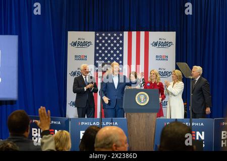 Philadelphia, Pennsylvania, USA. April 2024. Präsident Joe Biden Jr. spricht bei einer Wahlkampfveranstaltung bei Martin Luther King Jr. Im Recreation Center in Philadelphia, PA, erhielt er Unterstützung von Familienmitgliedern aus Kennedy. Mehr als ein Dutzend Mitglieder des Kennedy-Clans, angeführt von der Tochter von Robert Kennedy Kerry Kennedy, stehen auf der Bühne und nahmen an den Zuschauern Teil, um Biden für die zweite Amtszeit zu unterstützen. (Kreditbild: © Lev Radin/Pacific Press via ZUMA Press Wire) NUR REDAKTIONELLE VERWENDUNG! Nicht für kommerzielle ZWECKE! Stockfoto