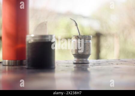 Verbinden Sie Geräte mit Thermos und Yerbero Stockfoto