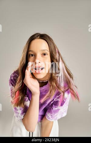 Ein stilvolles, gut aussehendes Teenager-Mädchen posiert aktiv für ein Bild in lebendiger Kleidung. Stockfoto