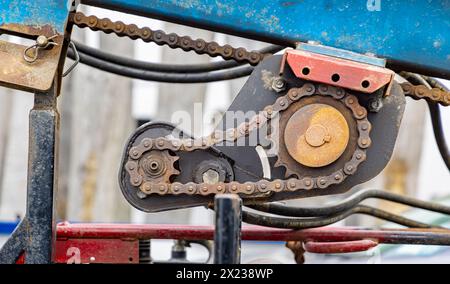 Details zu Zahnrädern und Ketten an einer Maschine Stockfoto