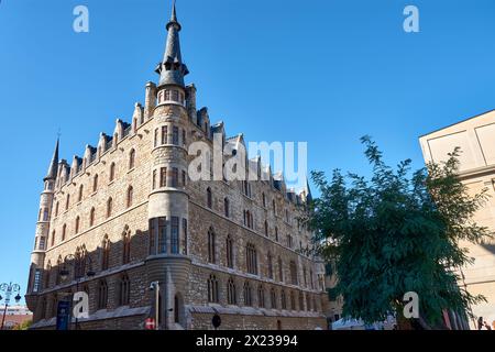 Casa Botines, ein modernistisches Gebäude des Architekten Antoni Gaudi in Leon, Spanien. Stockfoto