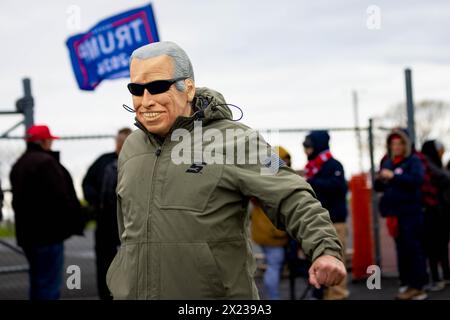 Brooklyn, New York, USA. April 2024. Ein Unterstützer des ehemaligen Präsidenten Trump trägt eine Joe Biden Maske bei einer Trump-Wahlkampfkundgebung am 13. April 2024 in Schnecksville, Pennsylvania. Trump und der demokratische Präsident Joe Biden sind bei den bevorstehenden Parlamentswahlen im November 2024 die Spitzenkandidaten für das Präsidentenamt. (Kreditbild: © Michael Nigro/Pacific Press via ZUMA Press Wire) NUR REDAKTIONELLE VERWENDUNG! Nicht für kommerzielle ZWECKE! Stockfoto