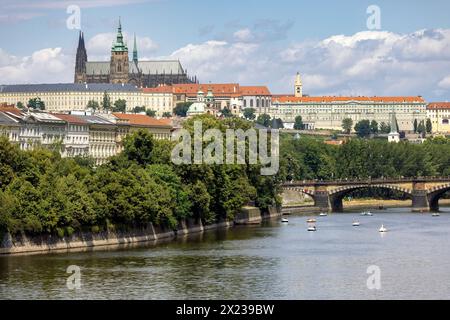 Blick auf Hradcany mit der Prager Burg hinter der Legionsbrücke über den Fluss Moldau Stockfoto