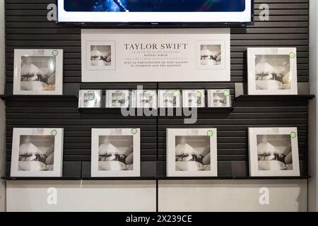 Paris, Frankreich. April 2024. Ansicht des US-amerikanischen Singer-Songwriters Taylor Swift, des neuen Albums The Foltured Poets Department im La Fnac in Paris. Queen of Pop Taylor Swift veröffentlichte am 19. April 2024 ihr mit Spannung erwartetes Album The Foltured Poets Department, das 11. Studioalbum des Megastars, der bereits ein Blockbuster-Jahr hat. SWIFT kündigte die Veröffentlichung des Albums im Februar bei den Grammys an, einem Abend, an dem der 34-jährige Milliardär einen rekordverdächtigen vierten Album des Jahres gewann. Foto: Raphael Lafargue/ABACAPRESS.COM Credit: Abaca Press/Alamy Live News Stockfoto