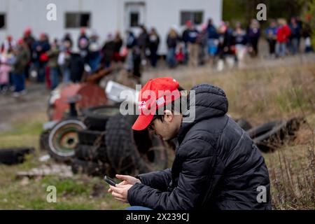 Brooklyn, New York, USA. April 2024. Ein Anhänger des ehemaligen Präsidenten Trump schaut auf ein Handy, während Tausende in der Schlange warten, um an einer Wahlkampfkundgebung am 13. April 2024 in Schnecksville, Pennsylvania, teilzunehmen. Trump und der demokratische Präsident Joe Biden sind bei den bevorstehenden Parlamentswahlen im November 2024 die Spitzenkandidaten für das Präsidentenamt. (Kreditbild: © Michael Nigro/Pacific Press via ZUMA Press Wire) NUR REDAKTIONELLE VERWENDUNG! Nicht für kommerzielle ZWECKE! Stockfoto