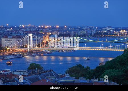 Ungarn, Budapest, die Elisabethbrücke ist die drittneueste Brücke von Budapest und verbindet Buda und Pest über die Donau. Foto © Fabio Stockfoto