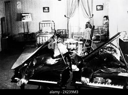JAUME MIRAVITLLES SALVADOR DALI PIERRE BATCHEFF und SIMONE MAREUIL in UN CHIEN ANDALOU 1929 Regisseur / Herausgeber LUIS BUNUEL Schriftsteller Salvador Dali und Luis Bunuel Art Director Pierre Schild Produzent Luis Bunuel Stockfoto