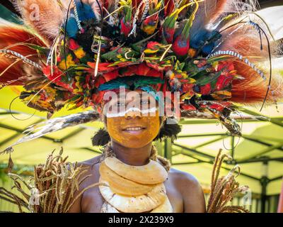 Mädchen in traditioneller Tracht, Federkopfschmuck, Sing Sing, Morobe Show, Lae, Papua-Neuguinea Stockfoto