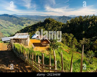Kiowe Dorf im Bergregenwald, Eastern Highlands, Papua-Neuguinea Stockfoto