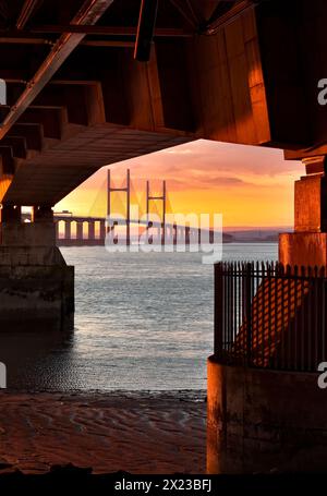 Unsual Aspekt der M4 Second Severn Crossing, jetzt die Prince of Wales Bridge genannt, von Aust Seite in England. Mit vivd Sonnenuntergang Stockfoto