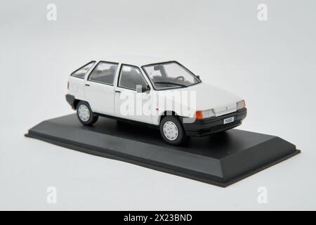 Belgrad, Serbien 04-03-2024 : Yugo Florida 103 Autospielzeug auf weißem Hintergrund Stockfoto