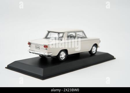 Belgrad, Serbien 04-03-2024 : Autospielzeug Zastava 1300 auf weißem Hintergrund Stockfoto