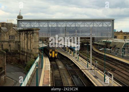 Bahnhof Carlisle, Blick vom Viaduct Victoria. ScotRail Class 156 Super Sprinter DMU Nummer 156 433 stehend. Carlisle, Cumbria, Großbritannien. Stockfoto