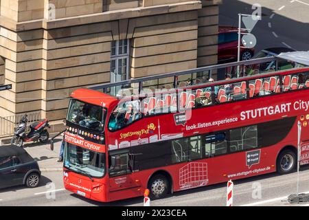 Stadtrundfahrt im roten Doppeldecker, Sightseeing in Stuttgart. // Stuttgart, Baden-Württemberg, Deutschland, 11.04.2024 *** Stadtbesichtigung im roten Doppeldecker, Sightseeing in Stuttgart Stuttgart, Baden Württemberg, Deutschland, 11 04 2024 Stockfoto