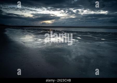 Regenwolken über dem Wattenmeer im Abendlicht, Wangerooge, Ostfriesische Inseln, Friesland, Niedersachsen, Deutschland, Europa Stockfoto