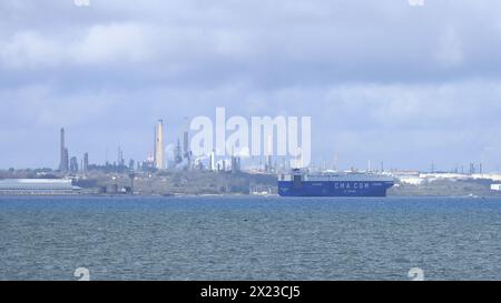 Gosport, Hampshire, England. 1. April 2024. CMA CGM Monaco ein maltesischer Fahrzeugträger aus Gosport vor Fawley, Southampton, an einem bewölkten Tag. Stockfoto