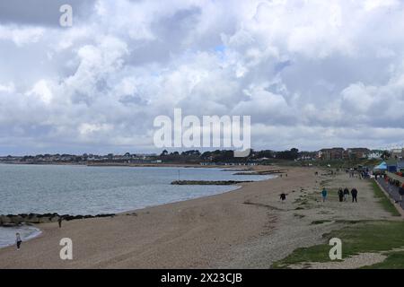 Lee-on-the-Solent, Gosport, Hampshire, England. 1. April 2024. Stokes Bay von Lee-on-Solent mit Blick auf Hill Head. Wolkenbildung. Stockfoto