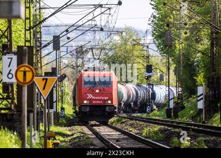 Güterzug auf der sogenannten Schusterbahn, einer Umfahrung des Stuttgarter Hauptbahnhof. Vorwiegend wird die Strecke von Güterzügen genutzt. // Stuttgart, Baden-Württemberg, Deutschland, 11.04.2024 *** Güterzug auf der sogenannten Schusterbahn, einer Umgehungsstraße des Stuttgarter Hauptbahnhofs die Strecke wird hauptsächlich von Güterzügen genutzt Stuttgart, Baden Württemberg, Deutschland, 11 04 2024 Stockfoto