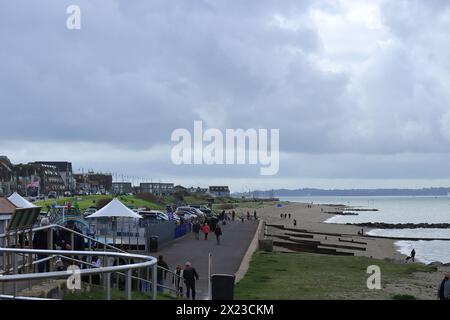 Lee-on-the-Solent, Gosport, Hampshire, England. 1. April 2024. Ein Blick auf die Landschaft von Stokes Bay an einem bewölkten, feuchten Tag. Stockfoto