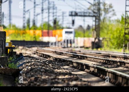 Güterzug auf der sogenannten Schusterbahn, einer Umfahrung des Stuttgarter Hauptbahnhof. Vorwiegend wird die Strecke von Güterzügen genutzt. // Stuttgart, Baden-Württemberg, Deutschland, 11.04.2024 *** Güterzug auf der sogenannten Schusterbahn, einer Umgehung des Stuttgarter Hauptbahnhofs die Strecke wird hauptsächlich von Güterzügen genutzt Stuttgart, Baden Württemberg, Deutschland, 11 04 2024 Stockfoto