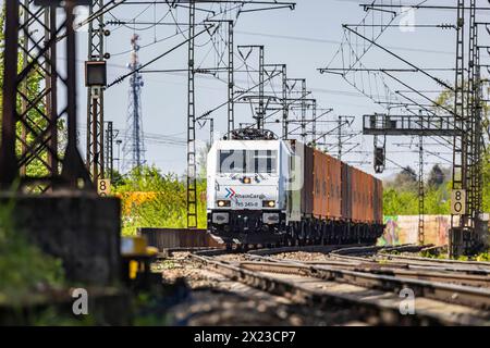 Güterzug auf der sogenannten Schusterbahn, einer Umfahrung des Stuttgarter Hauptbahnhof. Vorwiegend wird die Strecke von Güterzügen genutzt. // Stuttgart, Baden-Württemberg, Deutschland, 11.04.2024 *** Güterzug auf der sogenannten Schusterbahn, einer Umgehung des Stuttgarter Hauptbahnhofs die Strecke wird hauptsächlich von Güterzügen genutzt Stuttgart, Baden Württemberg, Deutschland, 11 04 2024 Stockfoto