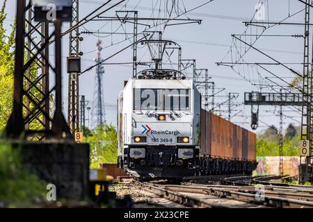 Güterzug auf der sogenannten Schusterbahn, einer Umfahrung des Stuttgarter Hauptbahnhof. Vorwiegend wird die Strecke von Güterzügen genutzt. // Stuttgart, Baden-Württemberg, Deutschland, 11.04.2024 *** Güterzug auf der sogenannten Schusterbahn, einer Umgehung des Stuttgarter Hauptbahnhofs die Strecke wird hauptsächlich von Güterzügen genutzt Stuttgart, Baden Württemberg, Deutschland, 11 04 2024 Stockfoto