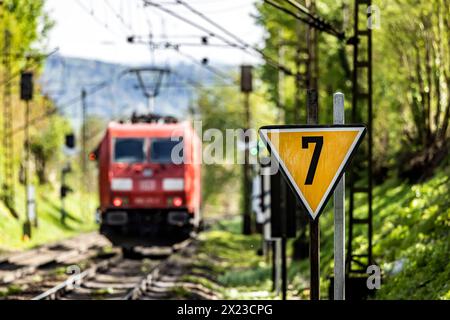 Güterzug auf der sogenannten Schusterbahn, einer Umfahrung des Stuttgarter Hauptbahnhof. Vorwiegend wird die Strecke von Güterzügen genutzt. // Stuttgart, Baden-Württemberg, Deutschland, 11.04.2024 *** Güterzug auf der sogenannten Schusterbahn, einer Umgehung des Stuttgarter Hauptbahnhofs die Strecke wird hauptsächlich von Güterzügen genutzt Stuttgart, Baden Württemberg, Deutschland, 11 04 2024 Stockfoto