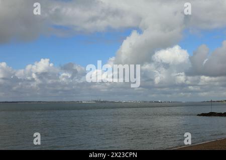 Gosport, Hampshire, England. 1. April 2024. Eine Wolkenlandschaft über dem Solent aus Lee-on-the-Solent, Gosport. Stockfoto