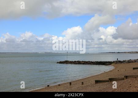 Lee-on-the-Solent, Gosport, Hampshire, England. 1. April 2024. Eine Wolken- und Meereslandschaft, die vom Strand in Lee nach Westen blickt. Stockfoto