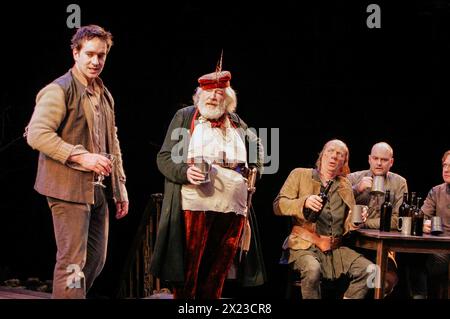 II/IV - The Boar's Head - l-r: Matthew Macfadyen (Henry, Prince of Wales / Hal), Michael Gambon (Sir John Falstaff), Roger Sloman (Bardolph), Andrew Westfield (Peto), Thomas Arnold (Gadshill) in HENRY IV Teil i von Shakespeare im Olivier Theatre, National Theatre (NT), London SE1 04/05/2005 Design: Mark Thompson Beleuchtung: Neil Austin Fights: Terry King Regisseur: Nicholas Hytner Stockfoto