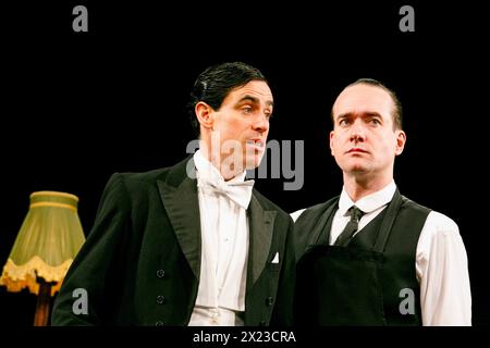 l-r: Stephen Mangan (Bertie Wooster), Matthew Macfadyen (Jeeves) in JEEVES UND WOOSTER IN PERFECT UNSENSE von Robert & David Goodale im Duke of Yorkâ Theater, London WC2 12/11/2013 nach P.G.Wodehouse Design: Alice Power Beleuchtung: James Farncombe Regisseur: Sean Foley Stockfoto