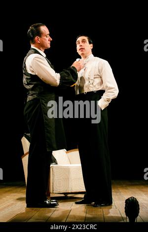 l-r: Matthew Macfadyen (Jeeves), Stephen Mangan (Bertie Wooster) in JEEVES UND WOOSTER IN PERFECT UNSENSE von Robert & David Goodale im Duke of Yorkâ Theater, London WC2 12/11/2013 nach P.G.Wodehouse Design: Alice Power Beleuchtung: James Farncombe Regisseur: Sean Foley Stockfoto