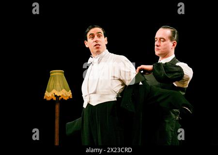 l-r: Stephen Mangan (Bertie Wooster), Matthew Macfadyen (Jeeves) in JEEVES UND WOOSTER IN PERFECT UNSENSE von Robert & David Goodale im Duke of Yorkâ Theater, London WC2 12/11/2013 nach P.G.Wodehouse Design: Alice Power Beleuchtung: James Farncombe Regisseur: Sean Foley Stockfoto