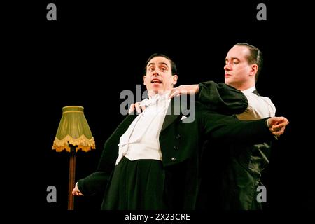 l-r: Stephen Mangan (Bertie Wooster), Matthew Macfadyen (Jeeves) in JEEVES UND WOOSTER IN PERFECT UNSENSE von Robert & David Goodale im Duke of Yorkâ Theater, London WC2 12/11/2013 nach P.G.Wodehouse Design: Alice Power Beleuchtung: James Farncombe Regisseur: Sean Foley Stockfoto