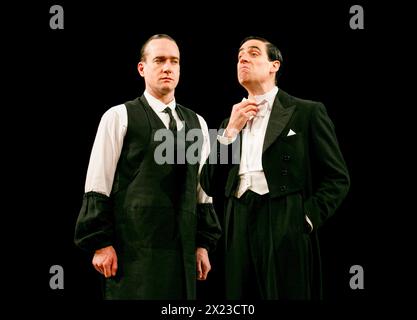 l-r: Matthew Macfadyen (Jeeves), Stephen Mangan (Bertie Wooster) in JEEVES UND WOOSTER IN PERFECT UNSENSE von Robert & David Goodale im Duke of Yorkâ Theater, London WC2 12/11/2013 nach P.G.Wodehouse Design: Alice Power Beleuchtung: James Farncombe Regisseur: Sean Foley Stockfoto