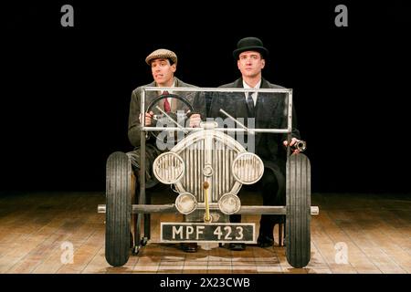 l-r: Stephen Mangan (Bertie Wooster), Matthew Macfadyen (Jeeves) in JEEVES UND WOOSTER IN PERFECT UNSENSE von Robert & David Goodale am Duke of York's Theatre, London WC2 12/11/2013 nach P.G.Wodehouse Design: Alice Power Beleuchtung: James Farncombe Regisseur: Sean Foley Stockfoto