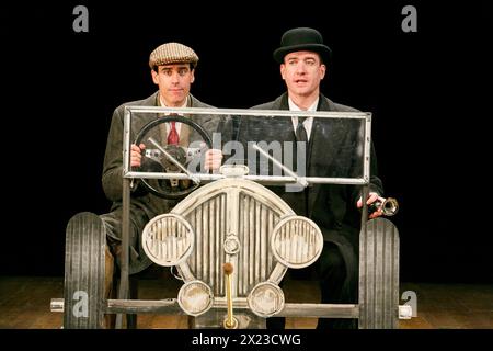 l-r: Stephen Mangan (Bertie Wooster), Matthew Macfadyen (Jeeves) in JEEVES UND WOOSTER IN PERFECT UNSENSE von Robert & David Goodale am Duke of York's Theatre, London WC2 12/11/2013 nach P.G.Wodehouse Design: Alice Power Beleuchtung: James Farncombe Regisseur: Sean Foley Stockfoto