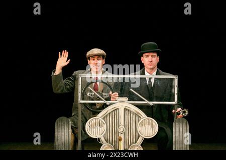 l-r: Stephen Mangan (Bertie Wooster), Matthew Macfadyen (Jeeves) in JEEVES UND WOOSTER IN PERFECT UNSENSE von Robert & David Goodale im Duke of Yorkâ Theater, London WC2 12/11/2013 nach P.G.Wodehouse Design: Alice Power Beleuchtung: James Farncombe Regisseur: Sean Foley Stockfoto