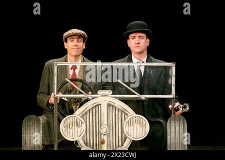 l-r: Stephen Mangan (Bertie Wooster), Matthew Macfadyen (Jeeves) in JEEVES UND WOOSTER IN PERFECT UNSENSE von Robert & David Goodale am Duke of York’s Theatre, London WC2 12/11/2013 nach P.G.Wodehouse Design: Alice Power Beleuchtung: James Farncombe Regisseur: Sean Foley Stockfoto