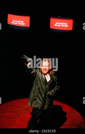 Tom Hollander (Mack / Macheath) in THE THREEPENNY OPERA at the Donmar Warehouse, London WC2 15/12/1994 Musik: Kurt Weill Text: Bertholt Brecht nach 'The Beggar's Opera' von John Gay Übersetzung: Robert David MacDonald neue Texte von Jeremy Sams Musikdirektor: Gary Yershon Design: Vicki Mortimer Beleuchtung: Rick Fisher Regisseur: Phyllida Lloyd Stockfoto