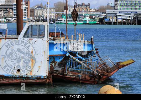 Gosport, Hampshire, England. 1. April 2024. HEMPEL, früher die Cowes-Kettenfähre, verrotten nun im Gosport Harbour. Dieses Foto zeigt das rostende hintere Ende des Schiffes. Stockfoto