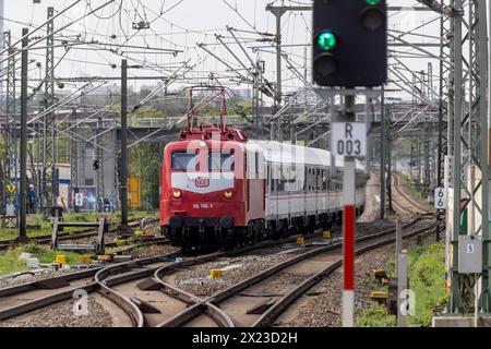Baureihe 110, Lokomotive der DB-Baureihe E 10 unterewegs unter der Flagge der TRI Train Rental GmbH. // Stuttgart, Baden-Württemberg, Deutschland, 11.04.2024 *** Baureihe 110, DB Baureihe E 10 Lokomotive unter der Flagge der TRI Train Rental GmbH Stuttgart, Baden Württemberg, Deutschland, 11 04 2024 Stockfoto