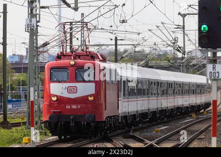Baureihe 110, Lokomotive der DB-Baureihe E 10 unterewegs unter der Flagge der TRI Train Rental GmbH. // Stuttgart, Baden-Württemberg, Deutschland, 11.04.2024 *** Baureihe 110, DB Baureihe E 10 Lokomotive unter der Flagge der TRI Train Rental GmbH Stuttgart, Baden Württemberg, Deutschland, 11 04 2024 Stockfoto