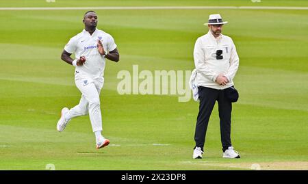 Hove UK 19. April 2024: Sussex Bowler Jayden Seales im Kampf gegen Gloucestershire während des ersten Tages des Cricketspiels der Vitality County Championship League 2 auf dem 1. Central County Ground in Hove: Credit Simon Dack /TPI/ Alamy Live News Stockfoto