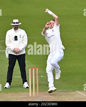 Hove UK 19. April 2024 - Ollie Robinson von Sussex Bowling gegen Gloucestershire am ersten Tag des Cricketspiels der Vitality County Championship League 2 auf dem 1. Central County Ground in Hove : Credit Simon Dack /TPI/ Alamy Live News Stockfoto