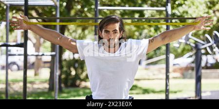Mann, Porträt und Stretching mit Gummi im Park für Training, Training und Training im Freien in der Natur. Fitness, männliche Person und Widerstandsband für Stockfoto