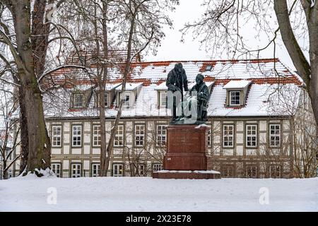 Das schneebedeckte Denkmal für Karl Friedrich Gauß und Wilhelm Weber in Göttingen, Niedersachsen Stockfoto