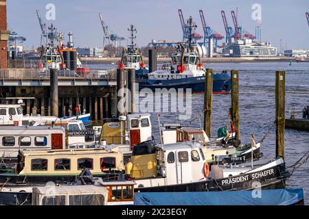 Oevelgönne Stadtteil Othmarschen, an der Elbe, Museumshafen, historische Schiffe und Boote, hinten die neue Schleppbootanlegestelle, Hamburg Stockfoto