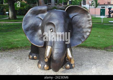 Kunstbiennale, 60. Art Biennale Venedig in Giardini, Venezia. 60. Internationale Kunstausstellung Venedig - Ausländer überall - kuratiert von Adriano Pedrosa. Foto: Elefant, Kunst im Garten in Giardini. Die große Bronzeskulptur Elefant vom 2022 verstorbenen Künstler Gottfried Kumpf ist während der diesjährigen Kunst-Biennale in den Gärten neben dem Gelände in Giardini ausgestellt *** Art Biennale, 60 Art Biennale Venedig in Giardini, Venezia 60. Internationale Kunstausstellung Venedig Ausländer überall kuratiert von Adriano Pedrosa Photo Elephant, Kunst im Garten in Giardini die große Bronze Stockfoto